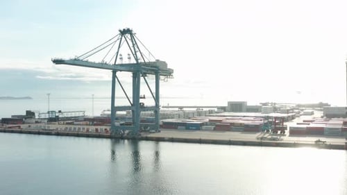 Containerwerft am Horizont des blauen Himmels und des endlosen Ozeans
