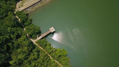 Pier für Bootsparkplätze in Green Lake Luftaufnahme. Blick von oben auf grünes Wasser und Pier für Boote
