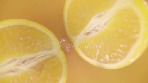 La
naranja se divide en mitades. Disparo
