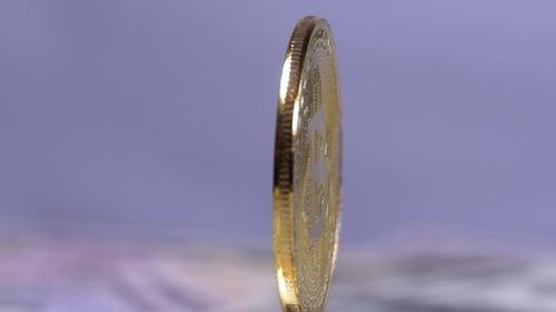 Gold Bitcoin Coin Cryptocurrency, BTC rotiert auf weißem Hintergrund mit Dollarscheinen