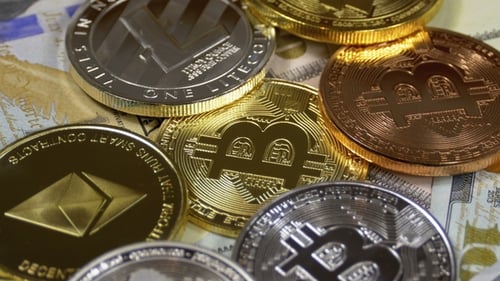 Bitcoin, Litecoin, Ethereum et Dash Coins, BTC, LTC, ETH, DASH et Bills of Dollars tournent