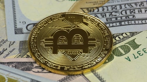 Gold, Bitcoin-Münze, BTC und Dollarscheine rotieren