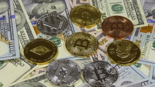 Bitcoin, Litecoin, Ethereum et Dash Coins, BTC, LTC, ETH, DASH et Bills of Dollars tournent