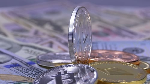 Litecoin-Silbermünze, LTC und Dollarscheine rotieren