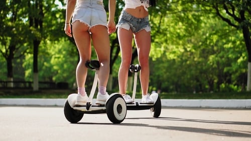 jovencitas Dos hermosas jovencitas con ropa sexy se ríen y bailan mientras viajan en segway en el , Grabaciones de stock Incluyendo: alternativa y ecología - Envato