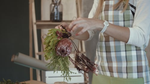 Fleuriste faisant un beau bouquet au magasin de fleurs