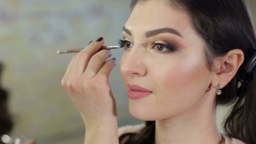 Applying Eye Shadow for a Glamorous Makeup Look
