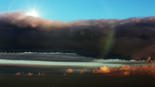 Schöne Skyscape. Die Sonne hinter den Wolken.