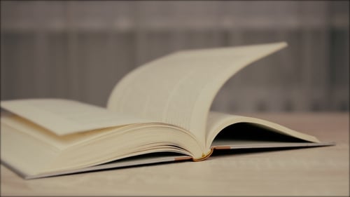 Wind Entdecke Sie die Seiten des alten Buches. Live-Buch. Altes pädagogisches historisches Buch mit fallenden Papierseiten