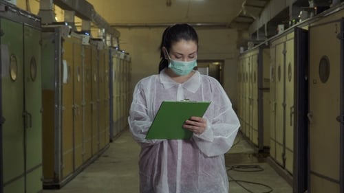 Une inspectrice rédige un rapport après avoir vérifié les incubateurs