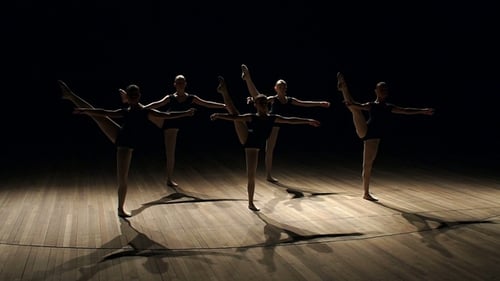 Eine große Gruppe von Kindern, die das Ballett tanzen.