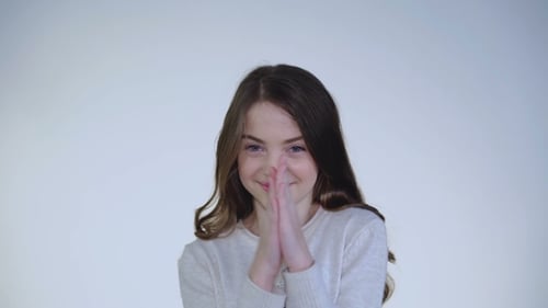 Heureuse jeune fille souriante et frotte ses prunes à la caméra