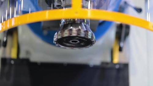 Metallbearbeitung CNC-Fräsmaschine Schneiden von Metallen Moderne Verarbeitungstechnologie.