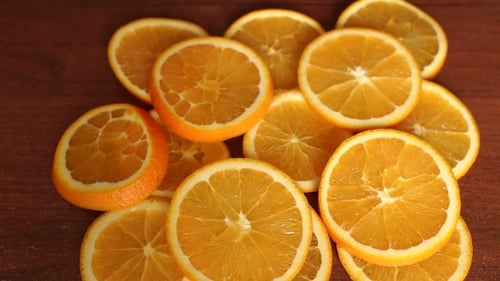 Saftige Orangenscheiben auf einem Holztisch