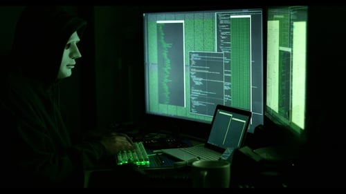 Hacker trabalhando com computadores