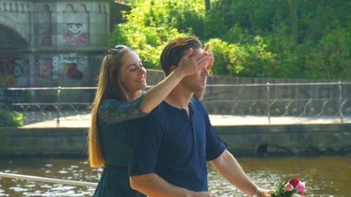 Rendez-vous romantique - Une jeune femme salue son petit ami et ferme les yeux avec ses mains