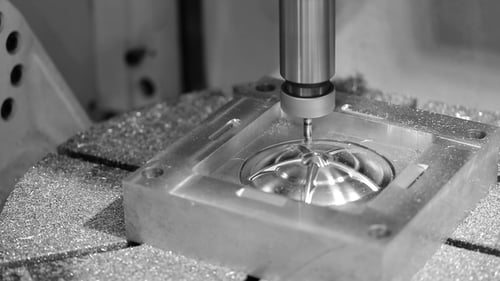 Fraiseuse CNC pour le travail des métaux. Technologie de traitement moderne du métal de coupe.