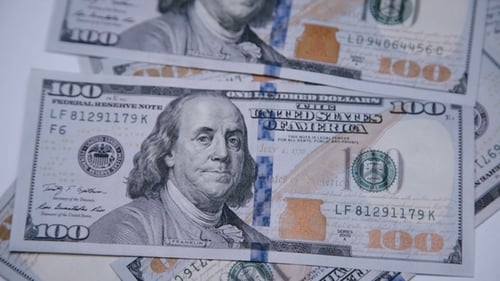 Die Rechnungen von 100 Dollar fallen auf rotierenden Hintergrund
