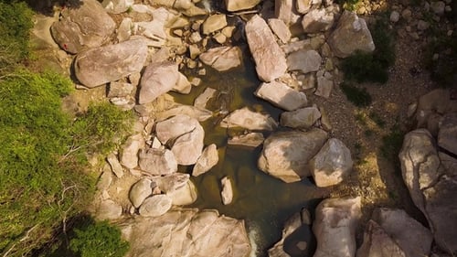 Luftlandschaft Rocky River und Green Forest im Berg. Schöne Aussicht vom Flying Drohne Mountain