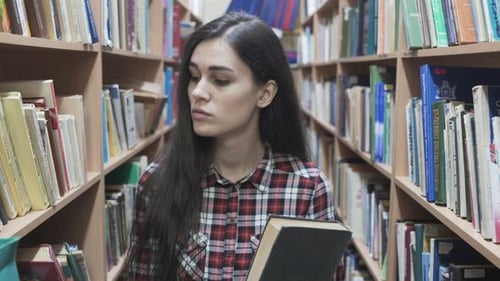 Aluna andando na biblioteca