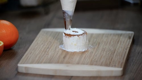 Making Mini Cakes with Glazed