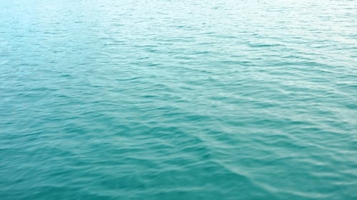 Luftaufnahme auf der Wasseroberfläche.