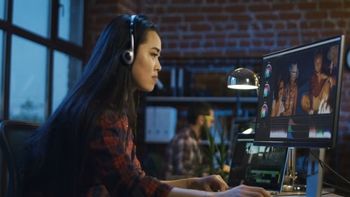 Junges Mädchen beim Bearbeiten von Video am Computer