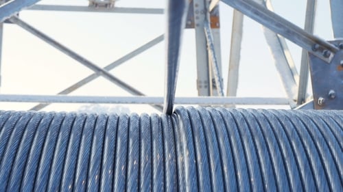 El cable se desbobina de la bobina en la estación eléctrica