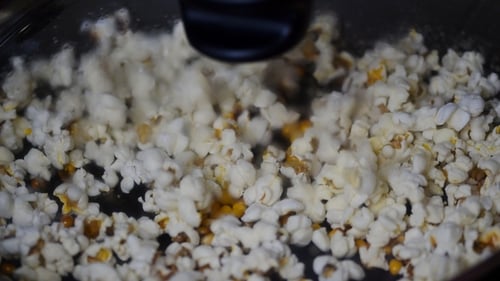 Popcorn juste préparé sur la cuisinière