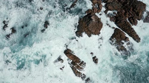 Outdoor-Abenteuer und Meereshintergrund, riesige schäumende Wellen, die auf Felsen prallen