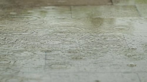 Starker Regen draußen in Zeitlupe