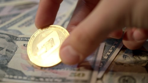 La main humaine prend un Dashcoin en or avec des billets en dollars