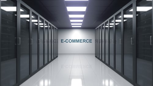E-COMMERCE-Beschriftung in einem Serverraum