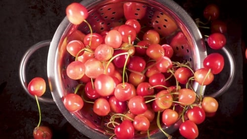 La cerise mûre tombe dans une passoire