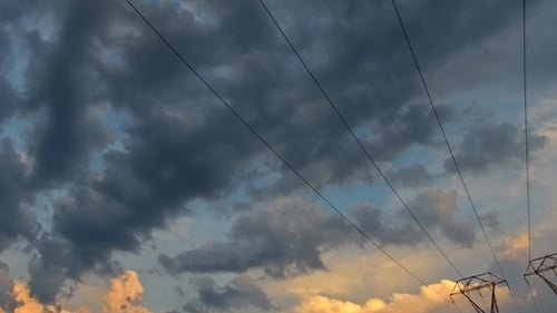 Bewölkter Himmel in der Dämmerung Bunter Hintergrund Wolkenlandschaft bei Sonnenuntergang