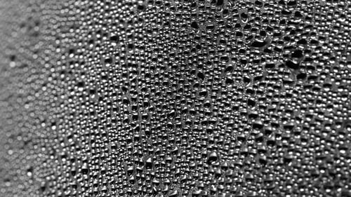 Gotas fluem pelo vidro