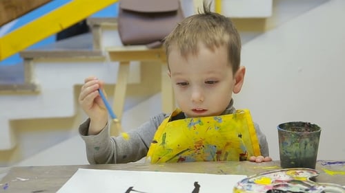 Kinder, das Kind zeichnet ein Stillleben
