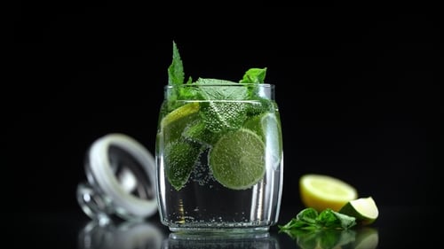 Limonade de mojito aux agrumes avec citron vert, citron et menthe dans de l'eau gazeuse froide