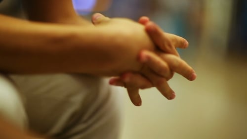 Guy a une conversation avec un ami faisant des gestes avec les mains