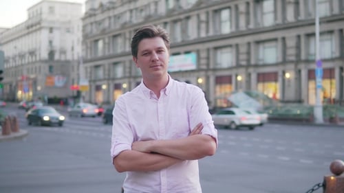 Retrato de um jovem na cidade