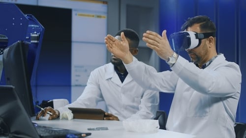 Wissenschaftler, die mit 3D-Druck und VR arbeiten