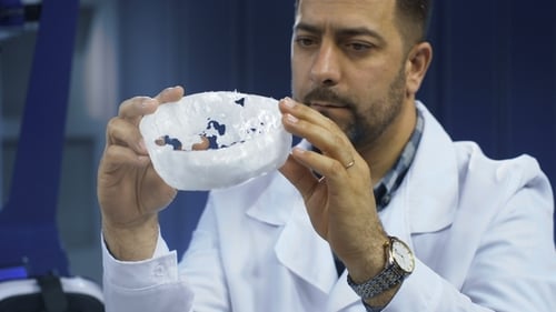 Wissenschaftler untersucht 3D-gedruckten Schädel