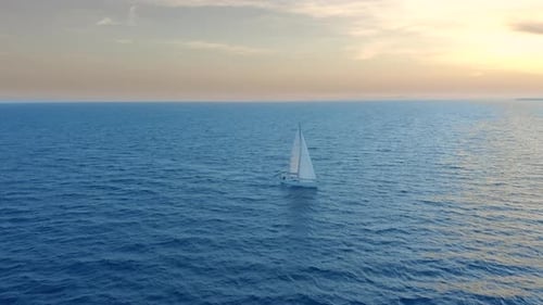 Luftbild. Jachtsegeln auf offener See mit hoher Geschwindigkeit an windigen Tagen
.