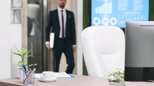 Mann im Business-Anzug betritt das Büro