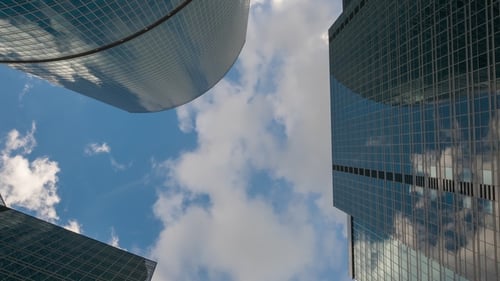 Wolkenkratzer und Wolken