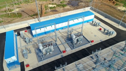 Isolatoren an elektrischen Geräten und Schaltanlagen im Umspannwerk