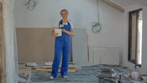 Mujer ingeniera constructora sonríe al constructor de construcción