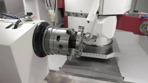 Metallbearbeitung CNC-Fräsmaschine Schneiden von Metallen Moderne Verarbeitungstechnologie.