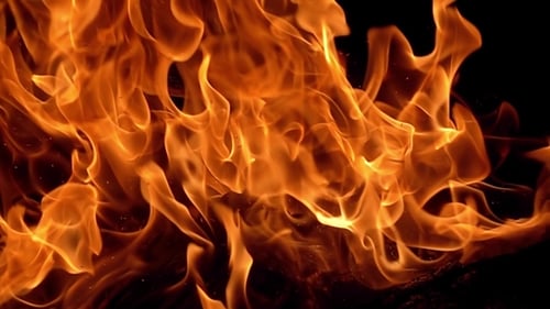 Flammen des Feuers auf schwarzem Hintergrund