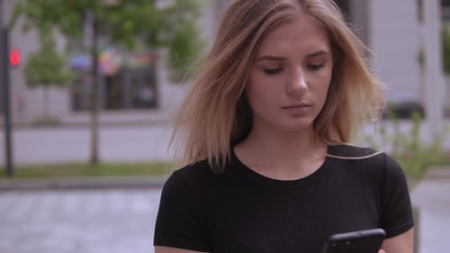 Kaukasische weibliche Nachrichten auf dem Handy in Bewegung